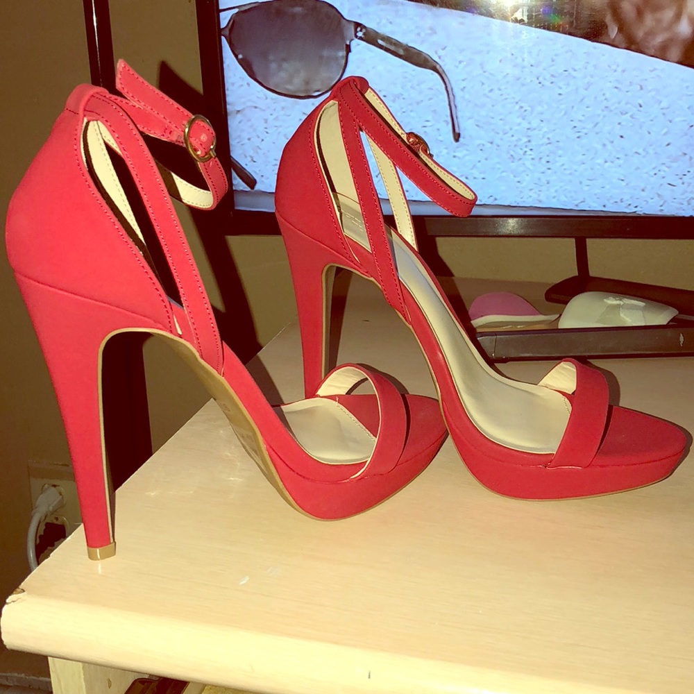 Red heels never warn